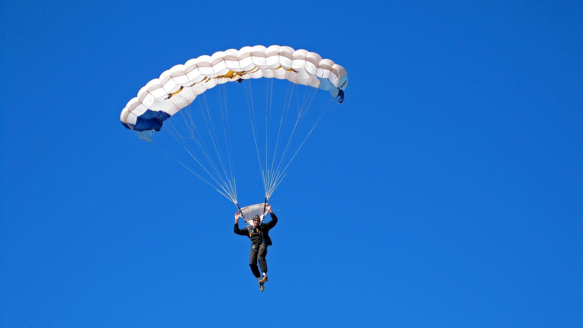 十轮惊魂：英超四帅下课潮下的生存危机，狼队垫底与佩雷拉引发的连锁震荡